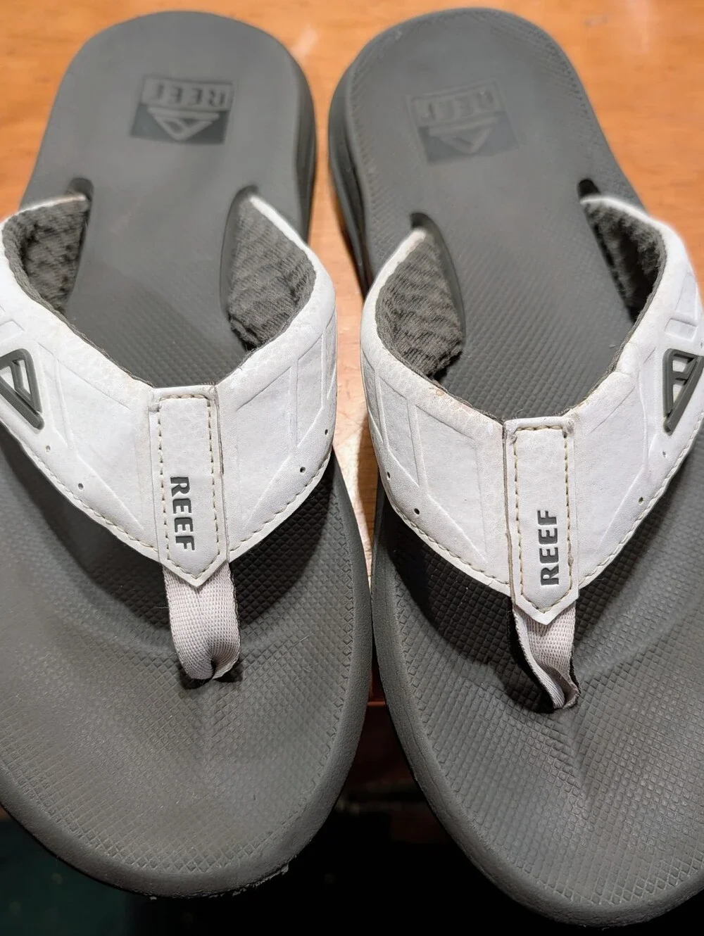 Reef Men’s Gray Footbed Flip Flops with White Straps Size 9